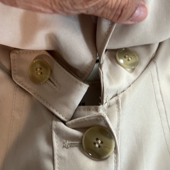 VINTAGE Stylish Tan Trench Rain Cost …205-Hanger - Picture 15 of 16